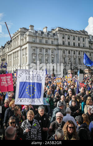 Londres, Royaume-Uni, 19 Oct 2019. Des centaines de milliers de manifestants dans des tenues colorées, avec drapeaux et banderoles, et de tout le Royaume-Uni, mars pour le droit à un "vote du peuple' sur n'importe quel Brexit accord conclu. La marche fait son chemin sur une route de Park Lane et Hyde Park, à travers le centre de Londres, et se termine à la place du Parlement, où siège aujourd'hui au Parlement de voter sur la transaction. Credit : Imageplotter/Alamy Live News Banque D'Images