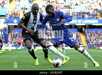 Jetro Willems du Newcastle United (à gauche) et de Chelsea's Fikayo Tomori bataille pour la balle au cours de la Premier League match à Stamford Bridge, Londres. Banque D'Images