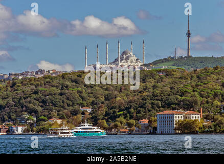 ISTANBUL Turquie USKUDAR SKYLINE AVEC LA GRANDE MOSQUÉE DE CAMLICA BLANC Banque D'Images