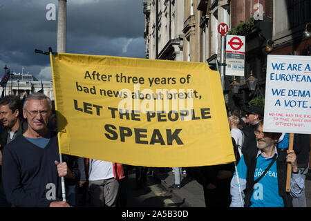 Londres, Angleterre, Royaume-Uni. 19 octobre 2019. Les manifestants marchons à travers le centre de Londres aujourd'hui à exiger que le public a donné un dernier mot sur Brexit. La marche a été organisée par le vote du peuple 'Campagne', qui sont pour une dernière campagne référendum sur un Brexit s'occuper d'être soumis à un vote public. La foule s'entendre les discours des politiciens et des célébrités à l'extérieur du Parlement. Andrew Steven Graham/Alamy Live News Banque D'Images