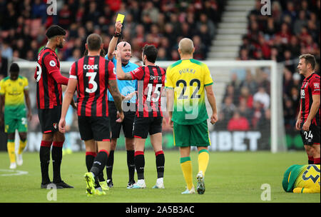 Match arbitre Lee Mason montre une carte jaune à la Adam Smith au cours de la Premier League match au stade de vitalité, de Bournemouth. Banque D'Images