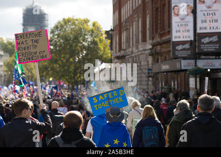 Londres, Angleterre, Royaume-Uni. 19 octobre 2019. Les manifestants marchons à travers le centre de Londres aujourd'hui à exiger que le public a donné un dernier mot sur Brexit. La marche a été organisée par le vote du peuple 'Campagne', qui sont pour une dernière campagne référendum sur un Brexit s'occuper d'être soumis à un vote public. La foule s'entendre les discours des politiciens et des célébrités à l'extérieur du Parlement. Andrew Steven Graham/Alamy Live News Banque D'Images
