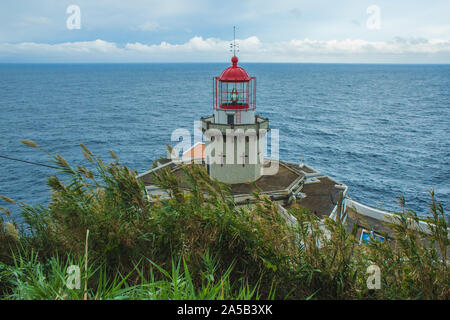 Arnel phare près de Nordeste sur l'île de São Miguel, Açores, Portugal Banque D'Images