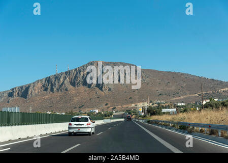 Héraklion, Crète, Grèce. Octobre 2019. Une nouvelle section de la route nationale vers l'est à proximité de Herkalion, Crète centrale. Banque D'Images