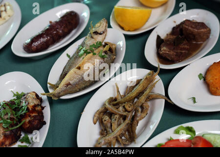 Meze énorme repas servi souvent à Chypre. Sur cette photo vous pouvez voir les différents poissons, saucisses, légumes, etc. sur les petites plaques sur une table. Banque D'Images