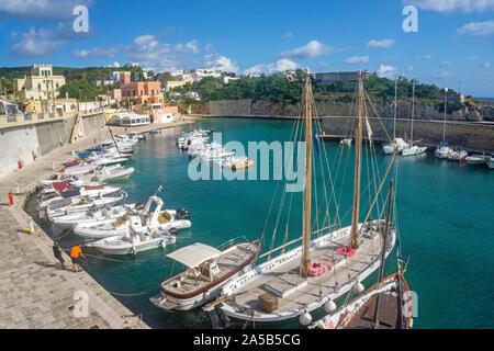 Port de bateaux à Tricase Porto, Lecce, Pouilles, Italie Banque D'Images