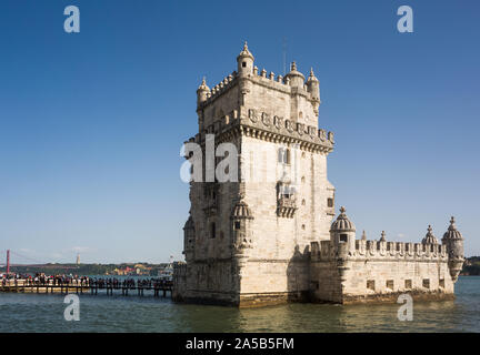 Vue sur la Tour Belém (Torre de Belém) officiellement la Tour de Saint Vincent (Torre de São Vincente) et bastion du Tage à Lisbonne, Portugal. Banque D'Images