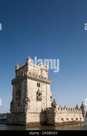 Vue sur la Tour Belém (Torre de Belém) officiellement la Tour de Saint Vincent (Torre de São Vincente) et bastion du Tage à Lisbonne, Portugal. Banque D'Images