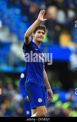 Londres, Angleterre. 19 octobre Chelsea's Marcos Alonso vagues pour les fans de Chelsea après sa victoire contre Newcastle côtés au cours de la Premier League match entre Newcastle United et Chelsea à Stamford Bridge, Londres le samedi 19 octobre 2019. (Crédit : Leila Coker | MI News) photographie peut uniquement être utilisé pour les journaux et/ou magazines fins éditoriales, licence requise pour l'usage commercial Crédit : MI News & Sport /Alamy Live News Banque D'Images