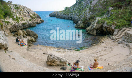 La plage idyllique et baie de Cala dell'Acquaviva à Castro, Lecce, Pouilles, Italie Banque D'Images