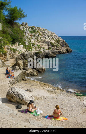 La plage idyllique et baie de Cala dell'Acquaviva à Castro, Lecce, Pouilles, Italie Banque D'Images