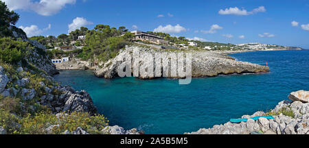 La plage idyllique et baie de Cala dell'Acquaviva à Castro, Lecce, Pouilles, Italie Banque D'Images