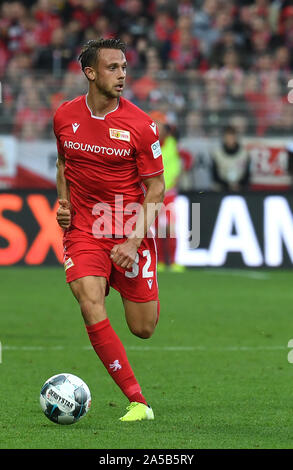 Berlin, Allemagne. 19 Oct, 2019. Soccer : Bundesliga, 1er FC Union Berlin - SC Freiburg, 8e journée dans le stade An der alten Försterei situé. Marcus Ingvartsen de l'Union sur la balle. Credit : Monika Skolimowska/dpa-Zentralbild/DPA - NOTE IMPORTANTE : en conformité avec les exigences de la DFL Deutsche Fußball Liga ou la DFB Deutscher Fußball-Bund, il est interdit d'utiliser ou avoir utilisé des photographies prises dans le stade et/ou la correspondance dans la séquence sous forme d'images et/ou vidéo-comme des séquences de photos./dpa/Alamy Live News Banque D'Images