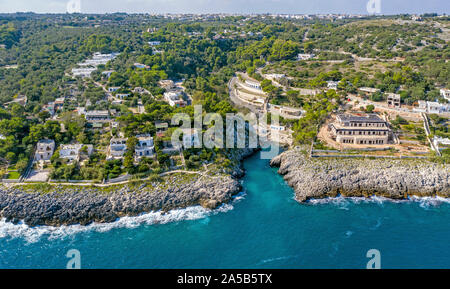 Vue aérienne de la plage idyllique et baie de Cala dell'Acquaviva à Castro, Lecce, Pouilles, Italie Banque D'Images