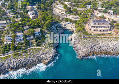 Vue aérienne de la plage idyllique et baie de Cala dell'Acquaviva à Castro, Lecce, Pouilles, Italie Banque D'Images