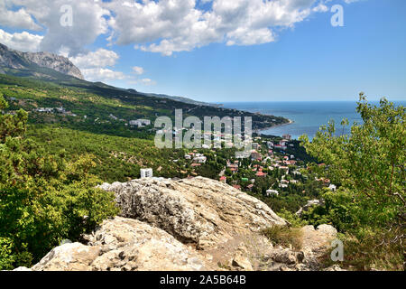 Vue sur le Simeiz depuis le mont Koshka en Crimée Banque D'Images