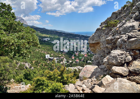 Vue sur le Simeiz depuis le mont Koshka en Crimée Banque D'Images