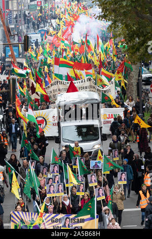 Manifestation de samedi 2019/10/19 à Cologne contre l'offensive militaire de la Turquie en Syrie du Nord avec environ 10 000 participants. Banque D'Images