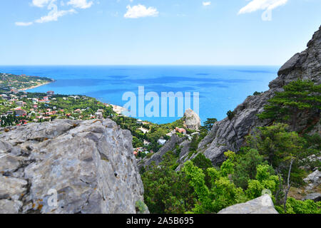 Magnifique paysage de montagne avec falaise Divo en Crimée Banque D'Images