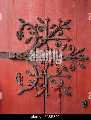 Détail d'un sol en bois et fer forgé porte de la cathédrale de Strasbourg en France Banque D'Images