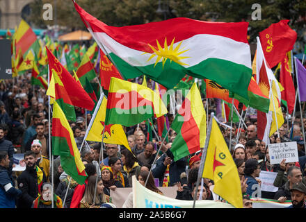 Francfort, Allemagne. 19 Oct, 2019. 19 octobre 2019, Hessen, Frankfurt/Main : plusieurs milliers de Kurdes dans le centre-ville de protestation contre le déploiement de l'armée turque dans la région de la frontière turco-syrienne. Photo : Boris Roessler/dpa dpa : Crédit photo alliance/Alamy Live News Banque D'Images