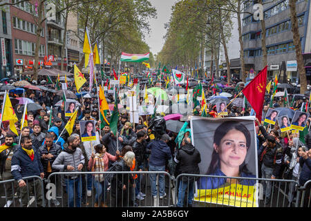 Manifestation de samedi 2019/10/19 à Cologne contre l'offensive militaire de la Turquie en Syrie du Nord avec environ 10 000 participants. Banque D'Images