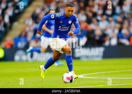 Leicester, Royaume-Uni. 19 Oct, 2019. 19 octobre 2019 ; King Power Stadium, Leicester, Midlands, Angleterre ; English Premier League Football, Leicester City contre Burnley, Youri Tielemans de Leicester City sur la balle - strictement usage éditorial uniquement. Pas d'utilisation non autorisée avec l'audio, vidéo, données, listes de luminaire, club ou la Ligue de logos ou services 'live'. En ligne De-match utilisation limitée à 120 images, aucune émulation. Aucune utilisation de pari, de jeux ou d'un club ou la ligue/player Crédit : publications Plus Sport Action Images/Alamy Live News Banque D'Images