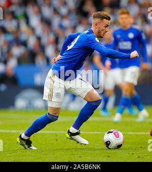 Leicester, Royaume-Uni. 19 Oct, 2019. 19 octobre 2019 ; King Power Stadium, Leicester, Midlands, Angleterre ; English Premier League Football, Leicester City contre Burnley, James Maddison de Leicester City sur la balle - strictement usage éditorial uniquement. Pas d'utilisation non autorisée avec l'audio, vidéo, données, listes de luminaire, club ou la Ligue de logos ou services 'live'. En ligne De-match utilisation limitée à 120 images, aucune émulation. Aucune utilisation de pari, de jeux ou d'un club ou la ligue/player Crédit : publications Plus Sport Action Images/Alamy Live News Banque D'Images