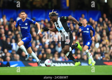 Londres, Angleterre. 19 octobre du Newcastle Allan Saint-Maximin au cours de la Premier League match entre Newcastle United et Chelsea à Stamford Bridge, Londres le samedi 19 octobre 2019. (Crédit : Leila Coker | MI News) photographie peut uniquement être utilisé pour les journaux et/ou magazines fins éditoriales, licence requise pour l'usage commercial Crédit : MI News & Sport /Alamy Live News Banque D'Images