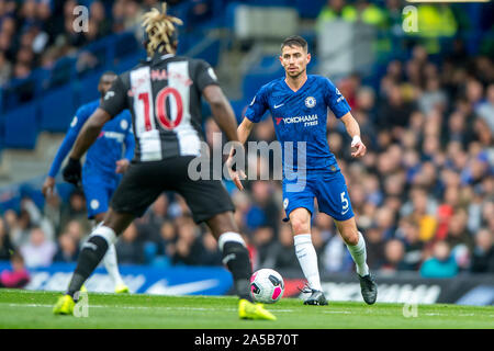 Londres, Royaume-Uni. 19 Oct, 2019. Jorginho de Chelsea au cours de la Premier League match entre Newcastle United et Chelsea à Stamford Bridge, Londres, Angleterre le 19 octobre 2019. Photo par Salvio Calabrese. Usage éditorial uniquement, licence requise pour un usage commercial. Aucune utilisation de pari, de jeux ou d'un seul club/ligue/dvd publications. Credit : UK Sports Photos Ltd/Alamy Live News Banque D'Images