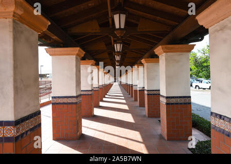 SANTA ANA, CALIFORNIE - 14 OCT 2019 : passage extérieur de la colonnade avec l'architecture espagnole au motif de la gare de Santa Ana. Banque D'Images