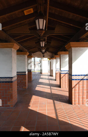 SANTA ANA, CALIFORNIE - 14 OCT 2019 : passage extérieur de la colonnade avec motif à l'architecture espagnole Santa Ana la gare, orientation verticale. Banque D'Images
