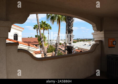 SANTA ANA, CALIFORNIE - 14 OCT 2019 : Vue de la gare de Santa Ana du elevetad passage entre le nord et le sud de plates-formes. Banque D'Images