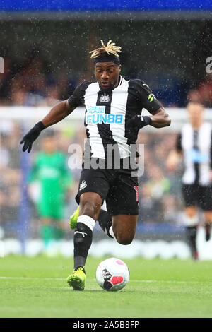 Londres, Angleterre. 19 octobre du Newcastle Allan Saint-Maximin au cours de la Premier League match entre Newcastle United et Chelsea à Stamford Bridge, Londres le samedi 19 octobre 2019. (Crédit : Leila Coker | MI News) photographie peut uniquement être utilisé pour les journaux et/ou magazines fins éditoriales, licence requise pour l'usage commercial Crédit : MI News & Sport /Alamy Live News Banque D'Images