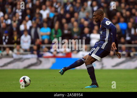 Londres, Royaume-Uni. 19 Oct, 2019. Christian Kabasele de Watford en action. Premier League, Tottenham Hotspur v Watford au Tottenham Hotspur Stadium à Londres le samedi 19 octobre 2019. Cette image ne peut être utilisé qu'à des fins rédactionnelles. Usage éditorial uniquement, licence requise pour un usage commercial. Aucune utilisation de pari, de jeux ou d'un seul club/ligue/dvd publications pic par Steffan Bowen/Andrew Orchard la photographie de sport/Alamy live news Crédit : Andrew Orchard la photographie de sport/Alamy Live News Banque D'Images