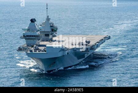 La Royal Navy porte-avions HMS Queen Elizabeth pendant les opérations au large des côtes du Canada Octobre 17, 2019 dans l'océan Atlantique. Le HMS Queen Elizabeth, est le plus grand navire jamais construit par la Marine royale et est actuellement déployé dans le cadre de l'exercice WESTLANT 19. Banque D'Images