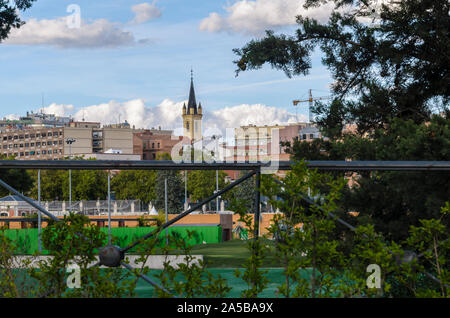 Madrid, Espagne, 22 septembre 2019. Vue d'une église à partir d'un parc clos de Chamberi trimestre, la ville de Madrid, Espagne. Credit : Enrique Davó Banque D'Images