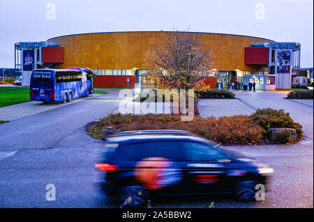 Ilshofen, Allemagne. 19 Oct, 2019. Basket-ball : Bundesliga, Hakro Merlins Crailsheim - BG Göttingen, tour principal, 4e journée, dans l'Arena Hohenlohe. Il y a une voiture passe l'arène. Credit : Uwe Anspach/dpa/Alamy Live News Banque D'Images