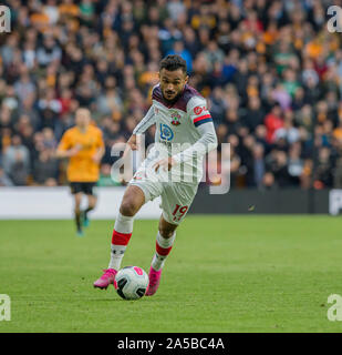 Wolverhampton, Royaume-Uni. 19 Oct, 2019.  ; Molineux Stadium, Wolverhampton, West Midlands, England ; English Premier League, Wolverhampton Wanderers contre Southampton ; Sofiane Boufal de Southampton avec la balle à ses pieds - strictement usage éditorial uniquement. Pas d'utilisation non autorisée avec l'audio, vidéo, données, listes de luminaire, club ou la Ligue de logos ou services 'live'. En ligne De-match utilisation limitée à 120 images, aucune émulation. Aucune utilisation de pari, de jeux ou d'un club ou la ligue/player Crédit : publications Plus Sport Action Images/Alamy Live News Banque D'Images