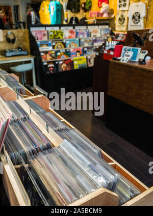 Liverpool, Merseyside, UK - 17 octobre 2019 : Intérieur de vinyle 'DIG' music shop vente de vinyles, cd et de l'habillement à Liverpool (Royaume-Uni). Banque D'Images