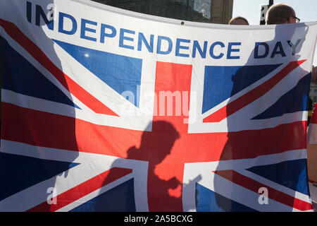 Le jour que les députés assis sur un samedi (la première fois en 37 ans et surnommé "super Saturday") afin de voter pour le premier ministre Boris Johnson's Brexit traiter avec l'UE à Bruxelles, Brexiters position contre une Union Jack alors qu'un million d'Remainers (selon les organisateurs) ont défilé dans la capitale pour manifester leur opposition à un Brexit et appelant à un vote, le 19 octobre 2019, à Londres, en Angleterre. Banque D'Images