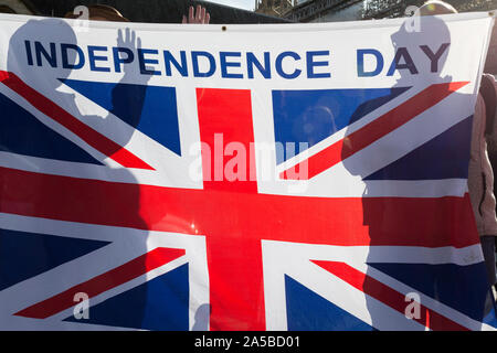 Le jour que les députés assis sur un samedi (la première fois en 37 ans et surnommé "super Saturday") afin de voter pour le premier ministre Boris Johnson's Brexit traiter avec l'UE à Bruxelles, Brexiters position contre une Union Jack alors qu'un million d'Remainers (selon les organisateurs) ont défilé dans la capitale pour manifester leur opposition à un Brexit et appelant à un vote, le 19 octobre 2019, à Londres, en Angleterre. Banque D'Images