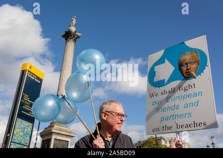 Le jour que les députés assis sur un samedi (la première fois en 37 ans et surnommé "super Saturday") afin de voter pour le premier ministre Boris Johnson's Brexit traiter avec l'UE à Bruxelles, d'un million d'Remainers (selon les organisateurs) ont défilé dans la capitale pour manifester leur opposition à un Brexit et appelant à un vote, le 19 octobre 2019, à Londres, en Angleterre. Banque D'Images