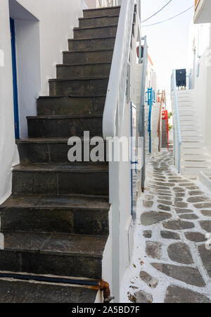 Des rues étroites et des bâtiments blancs avec des fenêtres bleues Mykonos Grèce Banque D'Images