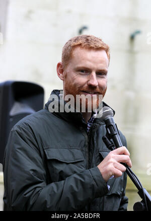 Manchester, UK.19 Octobre, 2019. Paul Embery qui ont servi à London Fire Brigade depuis plus de 20 ans et a siégé au conseil exécutif de l'Union européenne d'incendie lors d'un Brexit Pro rally à St Peters Square, Manchester, Lancashire, Royaume-Uni. Crédit : Barbara Cook/Alamy Live News Banque D'Images