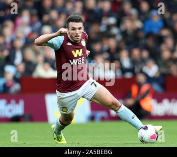 La Villa Du Parc, Birmingham, Midlands, Royaume-Uni. 19 Oct, 2019. English Premier League, Aston Villa contre Brighton et Hove Albion ; John McGinn de Aston Villa tourne à la Brighton humains avec la balle - strictement usage éditorial uniquement. Pas d'utilisation non autorisée avec l'audio, vidéo, données, listes de luminaire, club ou la Ligue de logos ou services 'live'. En ligne De-match utilisation limitée à 120 images, aucune émulation. Aucune utilisation de pari, de jeux ou d'un club ou la ligue/player Crédit : publications Plus Sport Action/Alamy Live News Banque D'Images