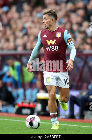 La Villa Du Parc, Birmingham, Midlands, Royaume-Uni. 19 Oct, 2019. English Premier League, Aston Villa contre Brighton et Hove Albion ; Jack Grealish de Aston Villa contrôle la balle cole à la ligne de touche - strictement usage éditorial uniquement. Pas d'utilisation non autorisée avec l'audio, vidéo, données, listes de luminaire, club ou la Ligue de logos ou services 'live'. En ligne De-match utilisation limitée à 120 images, aucune émulation. Aucune utilisation de pari, de jeux ou d'un club ou la ligue/player Crédit : publications Plus Sport Action/Alamy Live News Banque D'Images