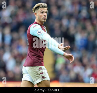 La Villa Du Parc, Birmingham, Midlands, Royaume-Uni. 19 Oct, 2019. English Premier League, Aston Villa contre Brighton et Hove Albion ; Jack Grealish de Aston Villa les gestes pour un coéquipier - strictement usage éditorial uniquement. Pas d'utilisation non autorisée avec l'audio, vidéo, données, listes de luminaire, club ou la Ligue de logos ou services 'live'. En ligne De-match utilisation limitée à 120 images, aucune émulation. Aucune utilisation de pari, de jeux ou d'un club ou la ligue/player Crédit : publications Plus Sport Action/Alamy Live News Banque D'Images