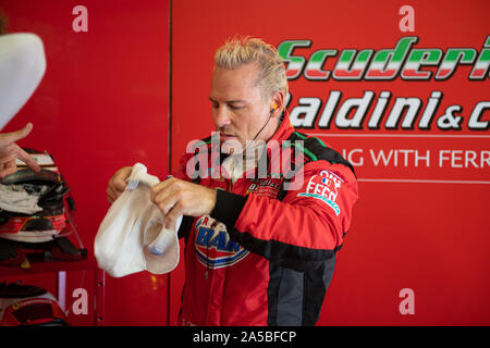 Vallelunga, en Italie le 15 septembre 2019 Jacques Villeneuve, célèbre pilote de voiture de course en rouge dans les enclos de l'équipement de sécurité portant des vêtements de course Banque D'Images