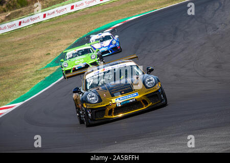 Vallelunga, en Italie le 15 septembre 2019. Groupe de Porsche Carrera voiture de course en action à son tour dans l'asphalte du circuit de piste Banque D'Images